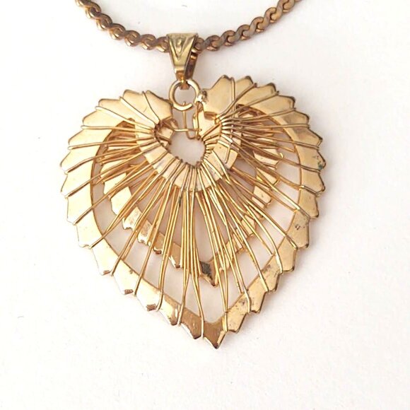 Gold tone double heart wire wrapped pendant necklace - Picture 11 of 14